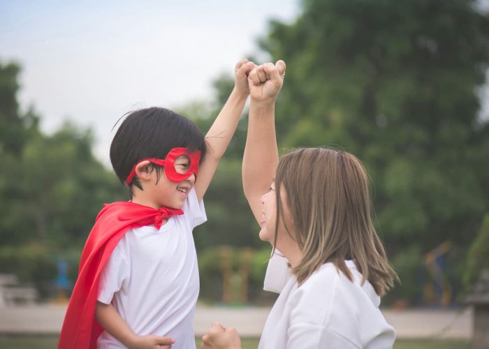 Frau Kind Superheld Ausbildung